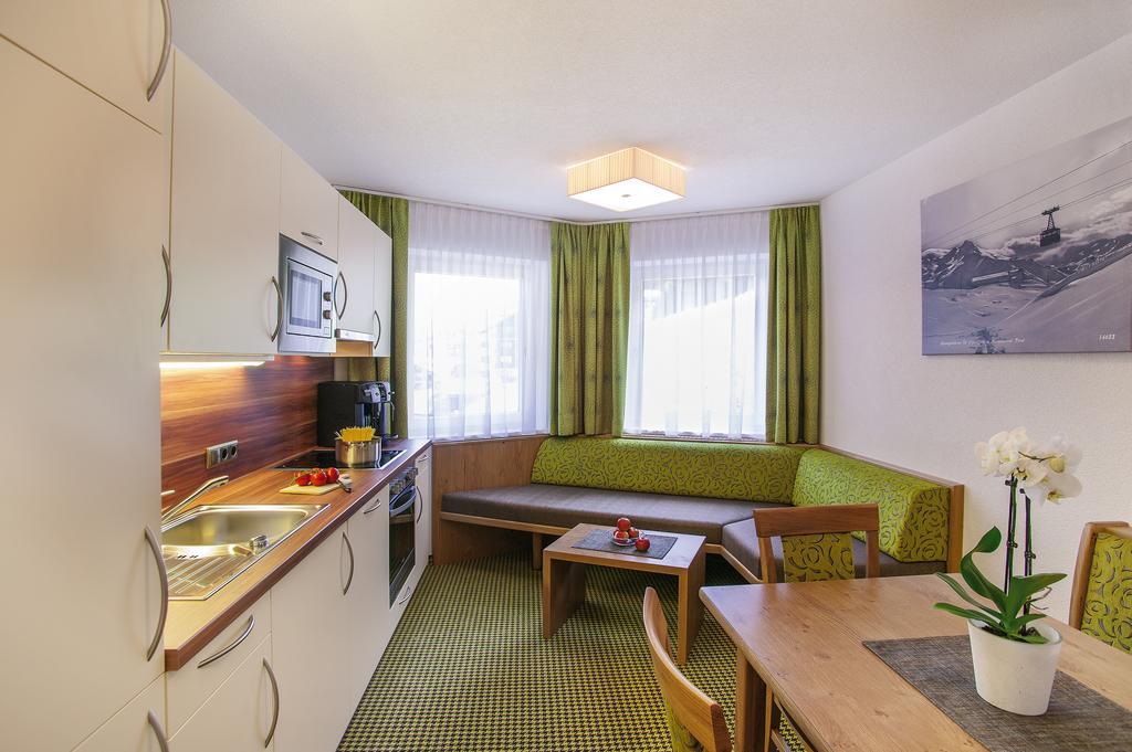 Hotel Garni Chasa Sulai ايشجل الغرفة الصورة